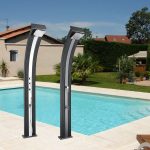 douche solaire piscine extérieure