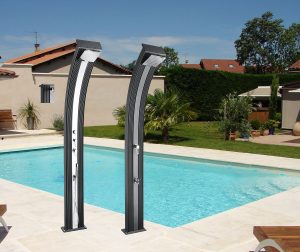 douche solaire piscine extérieure