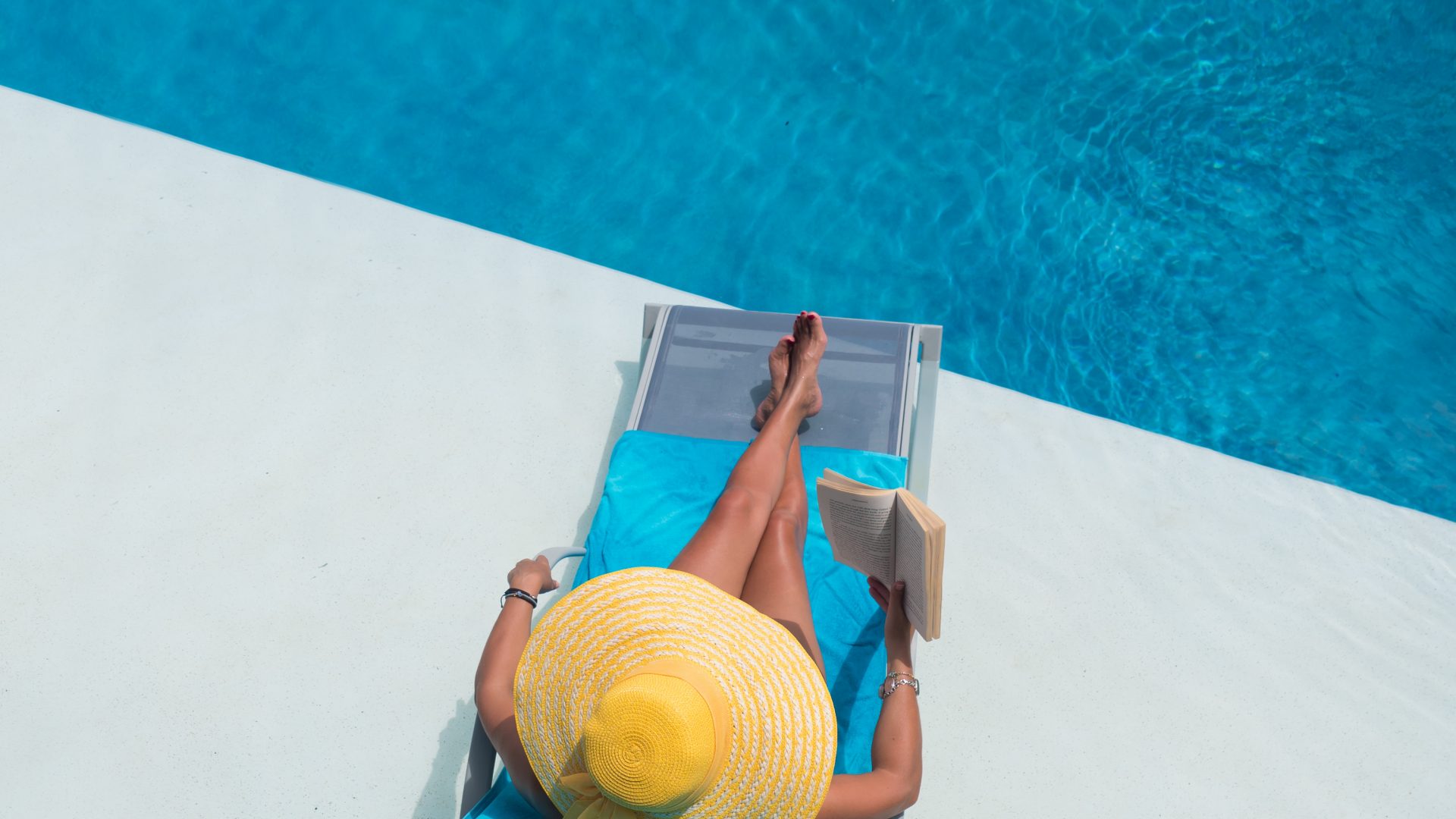 Se relaxer au bord de sa piscine