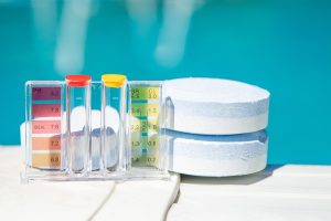 galets de chimie avec sondes et bandelettes d'analyse de l'eau de la piscine