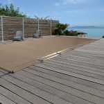 couverture à barres pour piscine havane avec terrasse en bois et vue