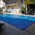 couverture à barres easy light albiges bleue sur terrasse de maison avec piscine