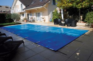 couverture à barres easy light albiges bleue sur terrasse de maison avec piscine