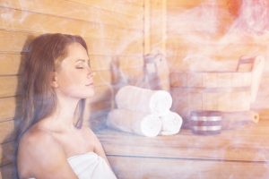 femme dans une cabine de sauna à vapeur avec buée