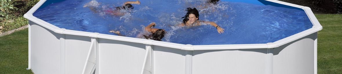 piscine hors-sol en acier avec enfants dans l'eau