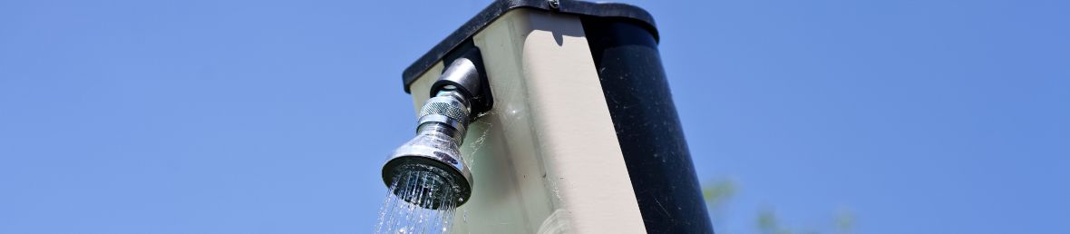 tete de douche blanche et bleue