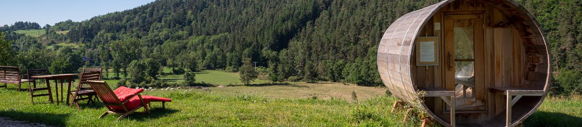 sauna a vapeur en bois dans une prairie