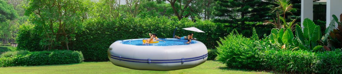 piscine winky zodiac original dans un jardin avec des personnes dedans